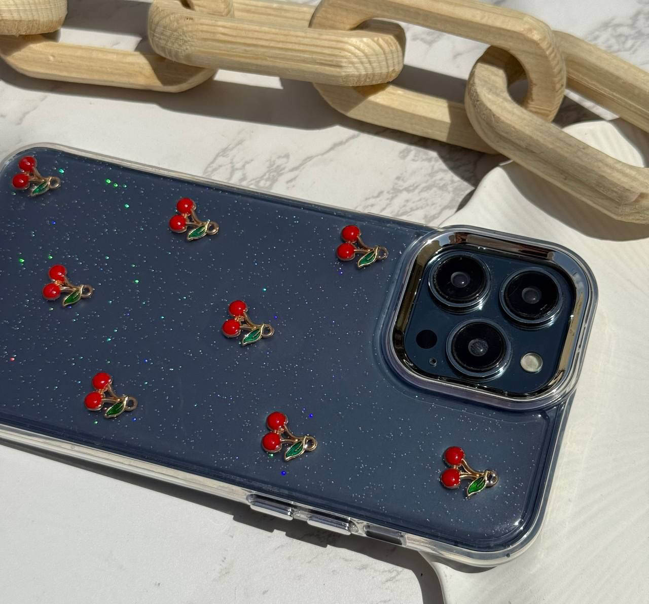 قاب گوشی آلبالو اکلیلی نمای نزدیک