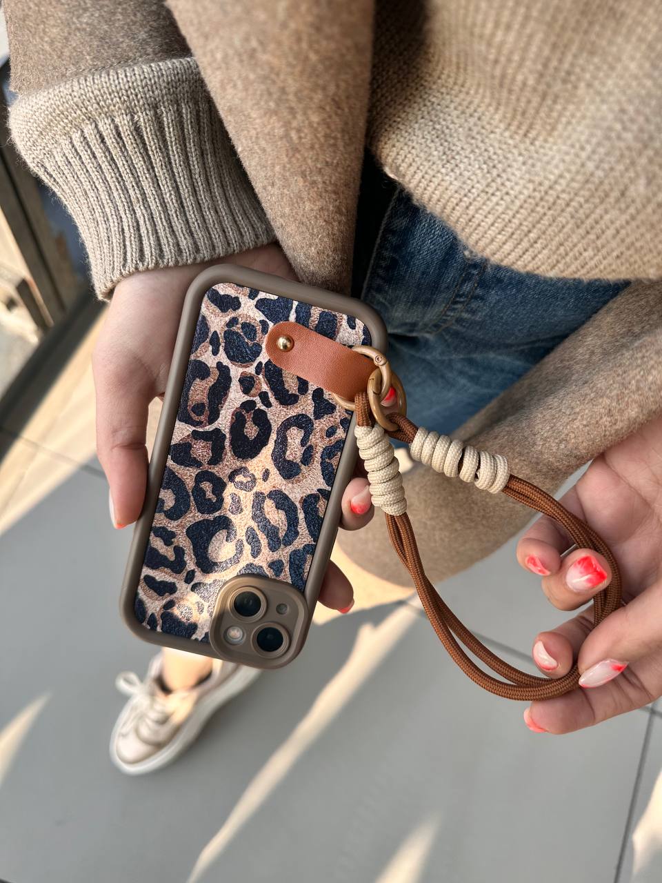 بند آویز کوتاه قهوه ای نمای نزدیک