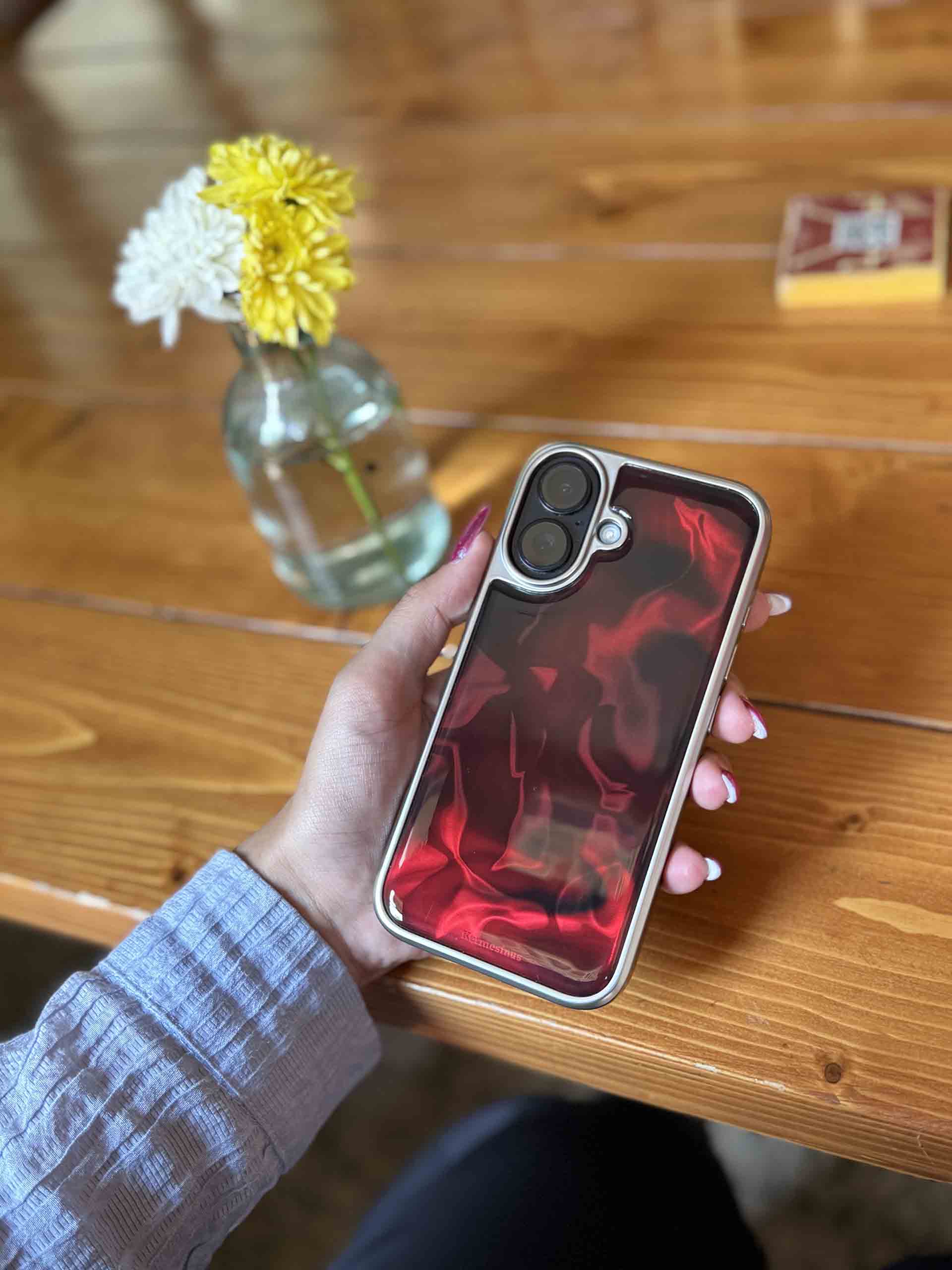 قاب گوشی Red Wine هنگام اسفاده