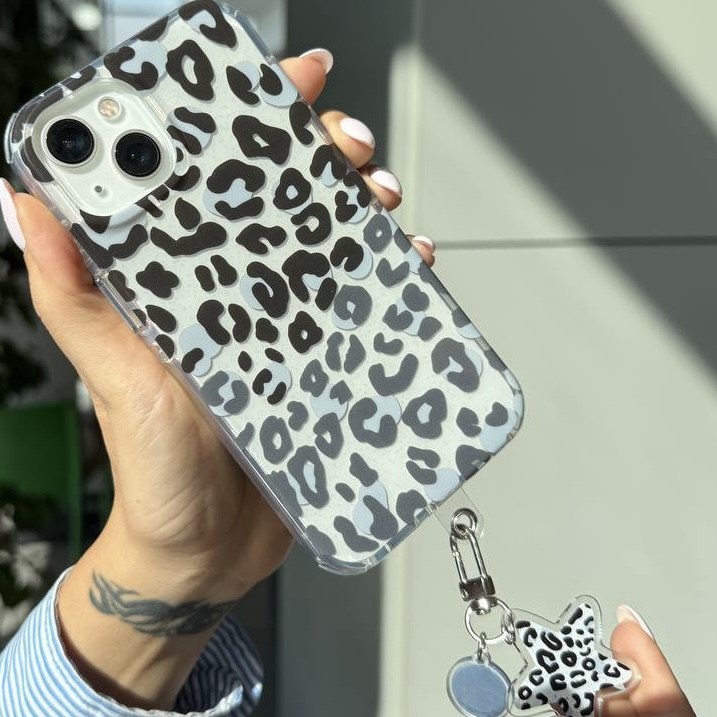 قاب گوشی Minimal Leo طوسی هنگام استفاده