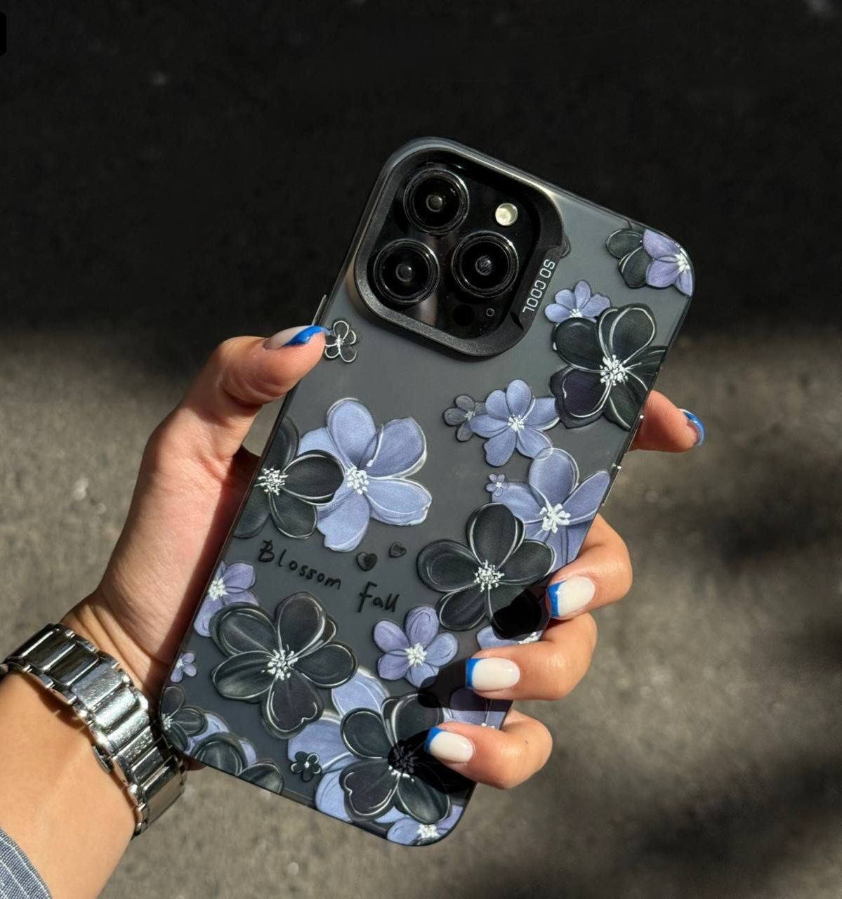 قاب گوشی شکوفه بنفش هنگام استفاده