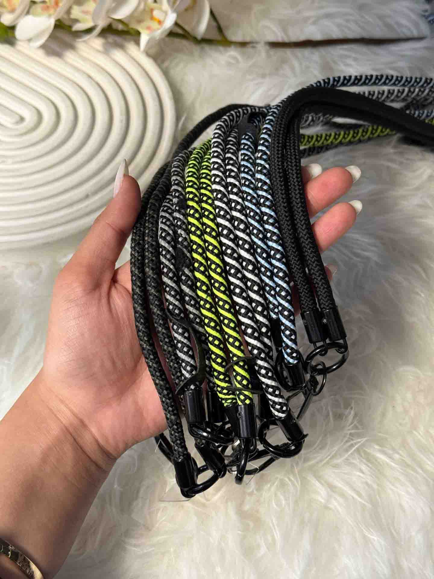 بند گوشی گردنی تک قلاب نمای نزدیک