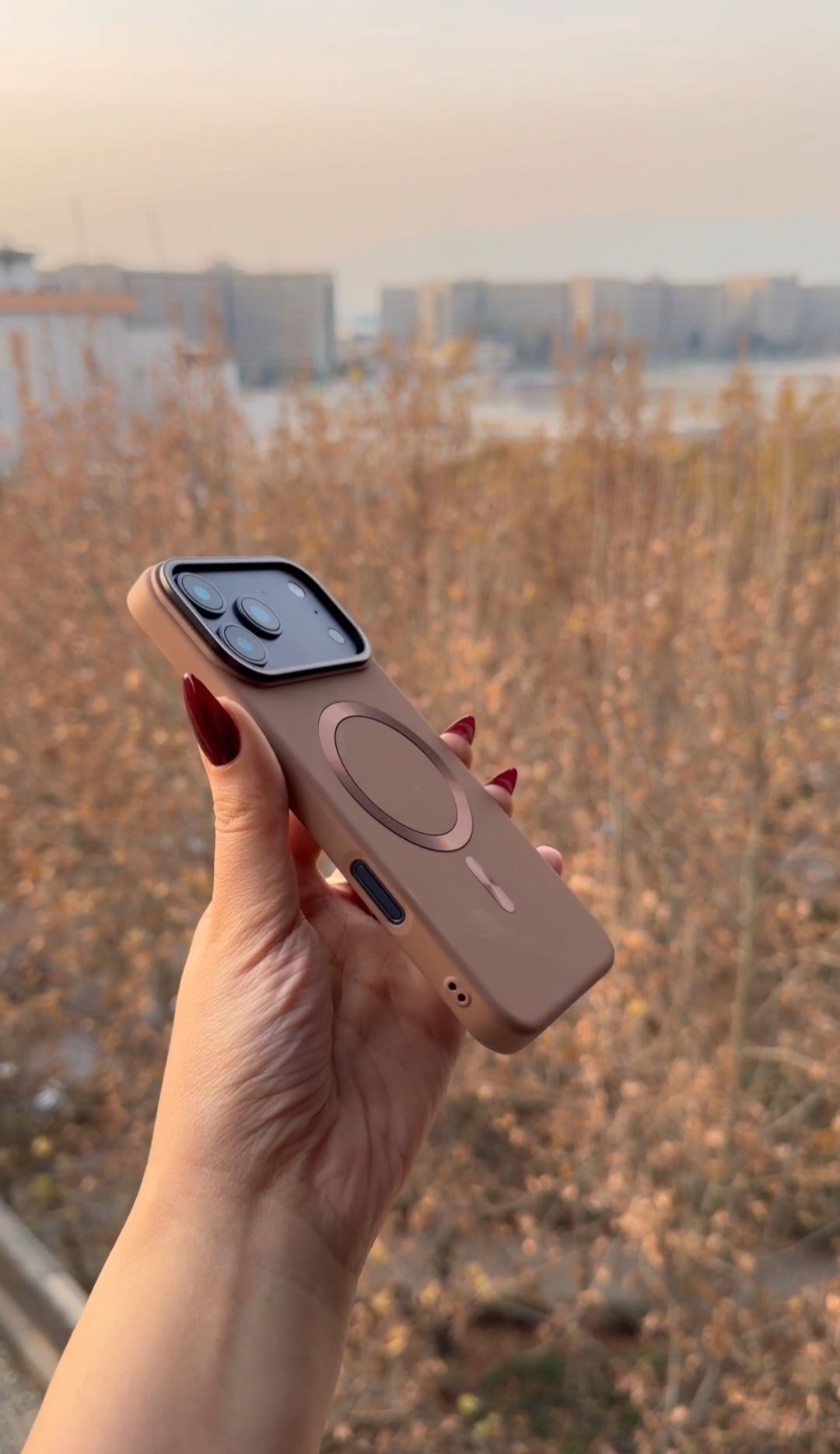 قاب گوشی اسکین قهوه ای نمای کناری