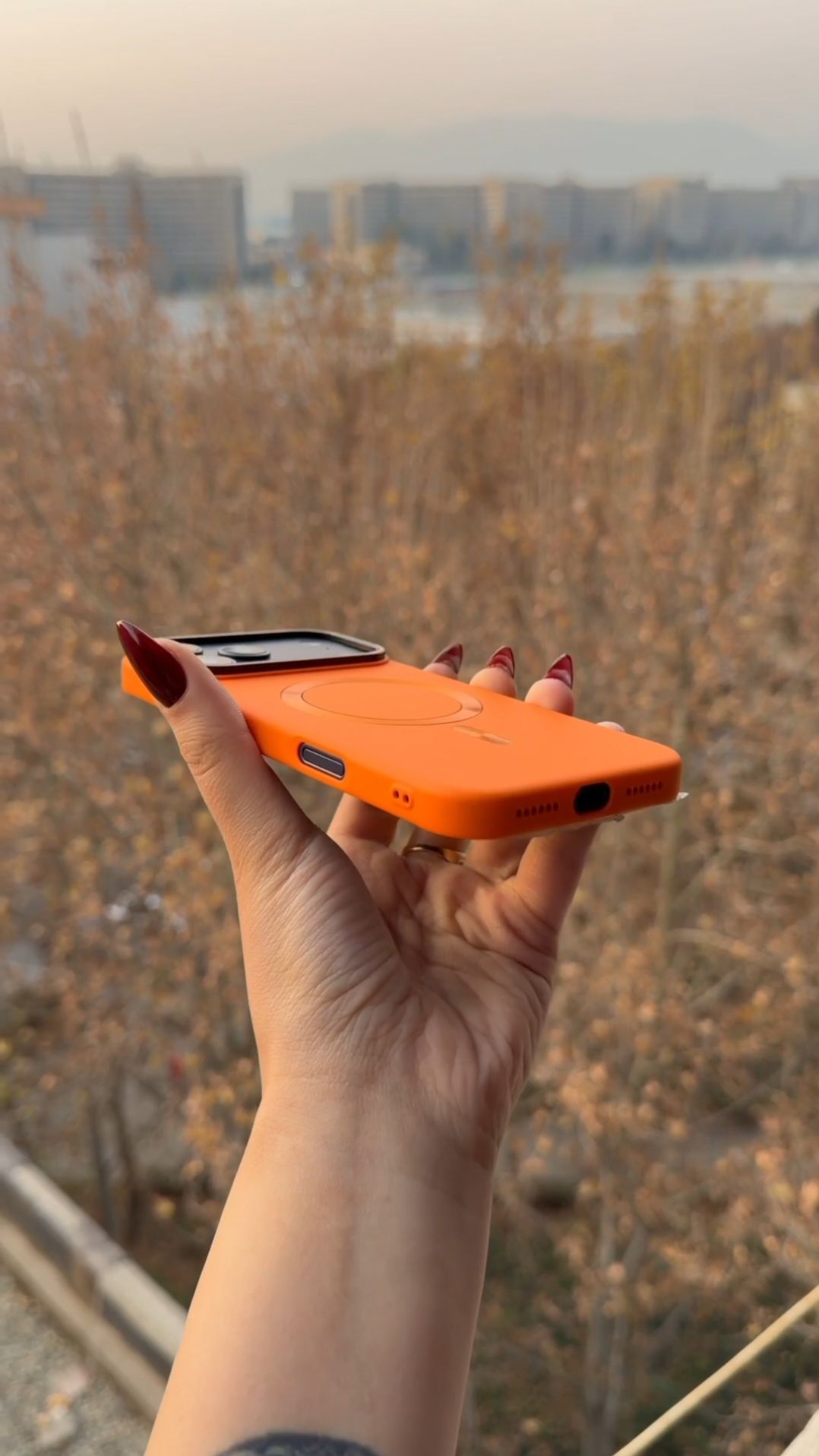 قاب گوشی اسکین نارنجی نمای کناری