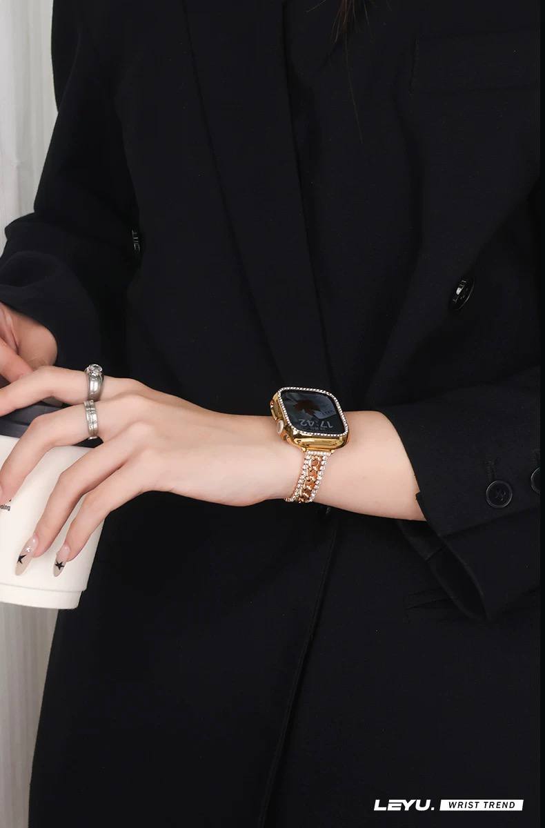 بند اپل واچ کارتیر نگینی هنگام استفاده