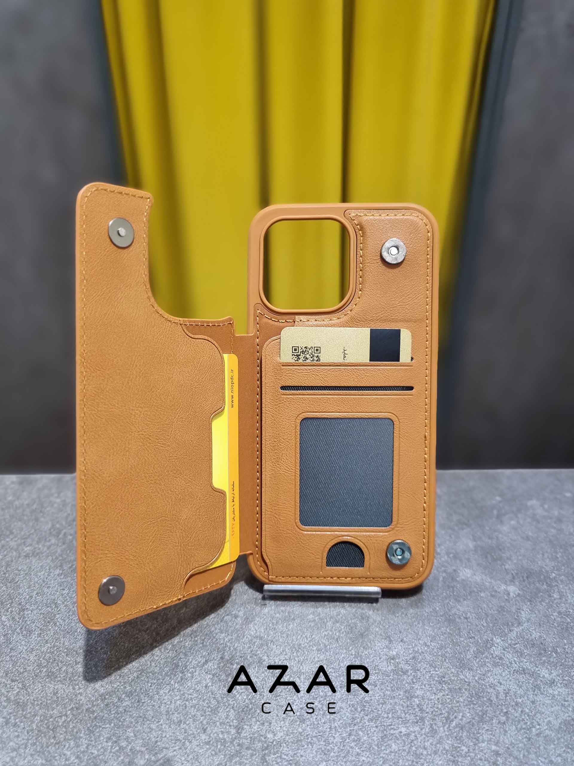 قاب گوشی چرمی کیفی هنگام استفاده